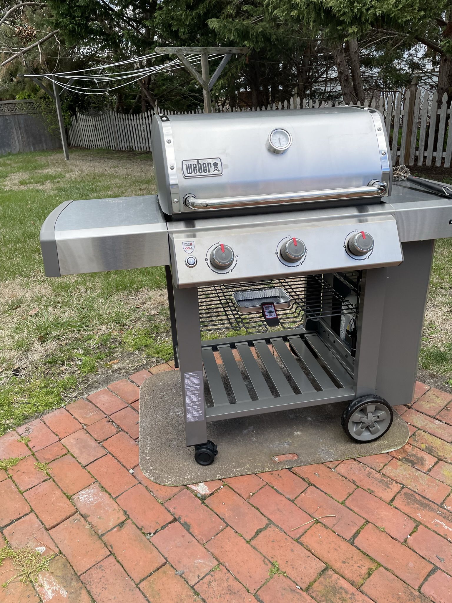 New Weber Gas Grill, Extra Tanks Provided